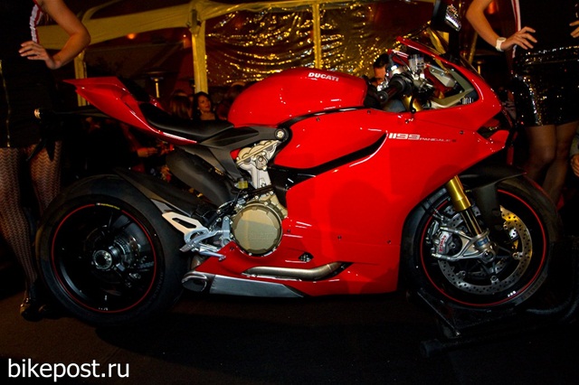 Ducati Panigale 1199 стант в городе