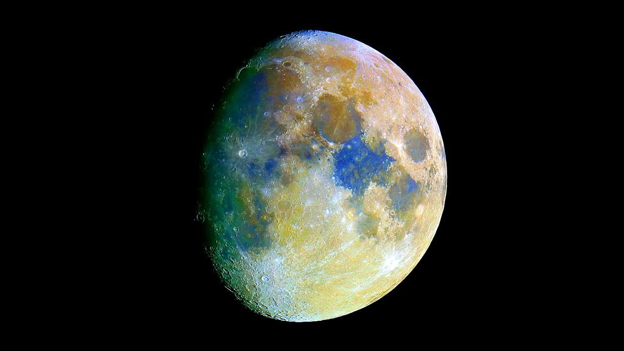 Moon colors. Настоящий цвет Луны. Луна цвет планеты. Цветная Луна. Луна в естественном цвете.